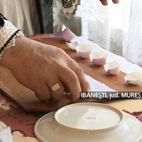 Bătrânii din Ibăneşti citesc vremea de anul viitor în foi de ceapă 