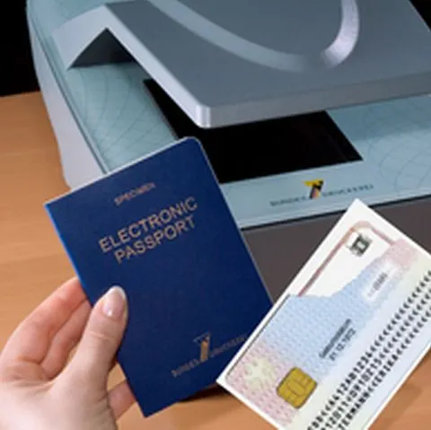 Românii vor avea paşapoarte electronice din 2009