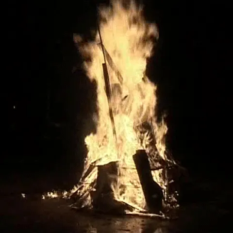 Pompierii au aprins un foc de câţiva metri şi au dansat în jurul lui 
