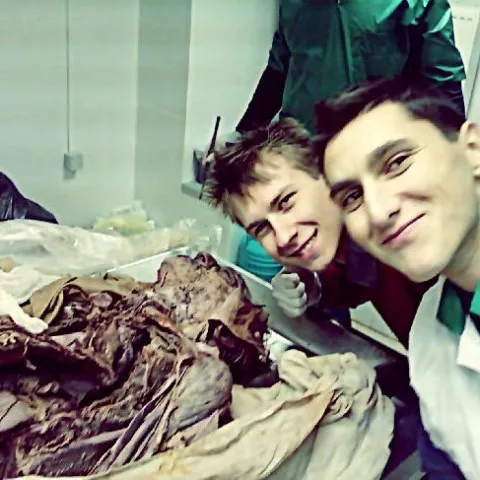 Mai mulţi tineri s-au fotografiat lângă cadavrele pe care trebuiau să le examineze. ATENŢIE IMAGINI NECENZURATE