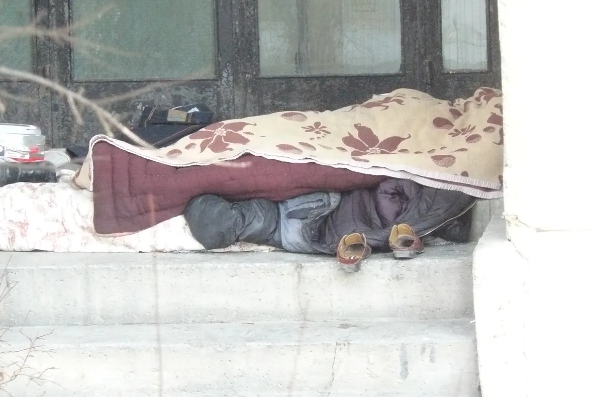 Un tânăr din Piatra Neamţ doarme la intrarea unui bloc, în frig