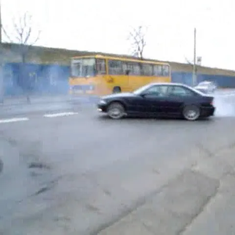 Şmecherii şoselelor: Un şofer inconştient a făcut "drifting" printre două autobuze RATB