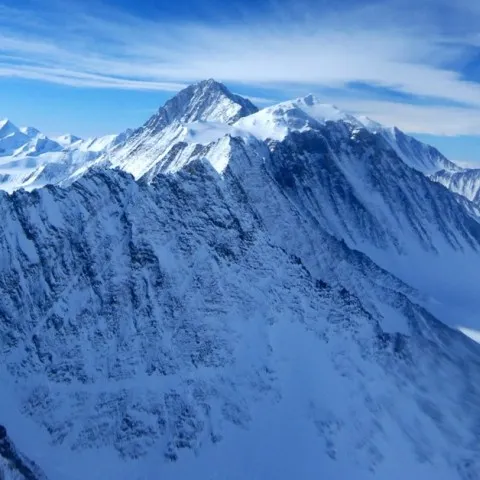 Cinci alpinişti români pleacă să cucerească cele mai înalte vârfuri din Antarctica şi Noua Zeelandă