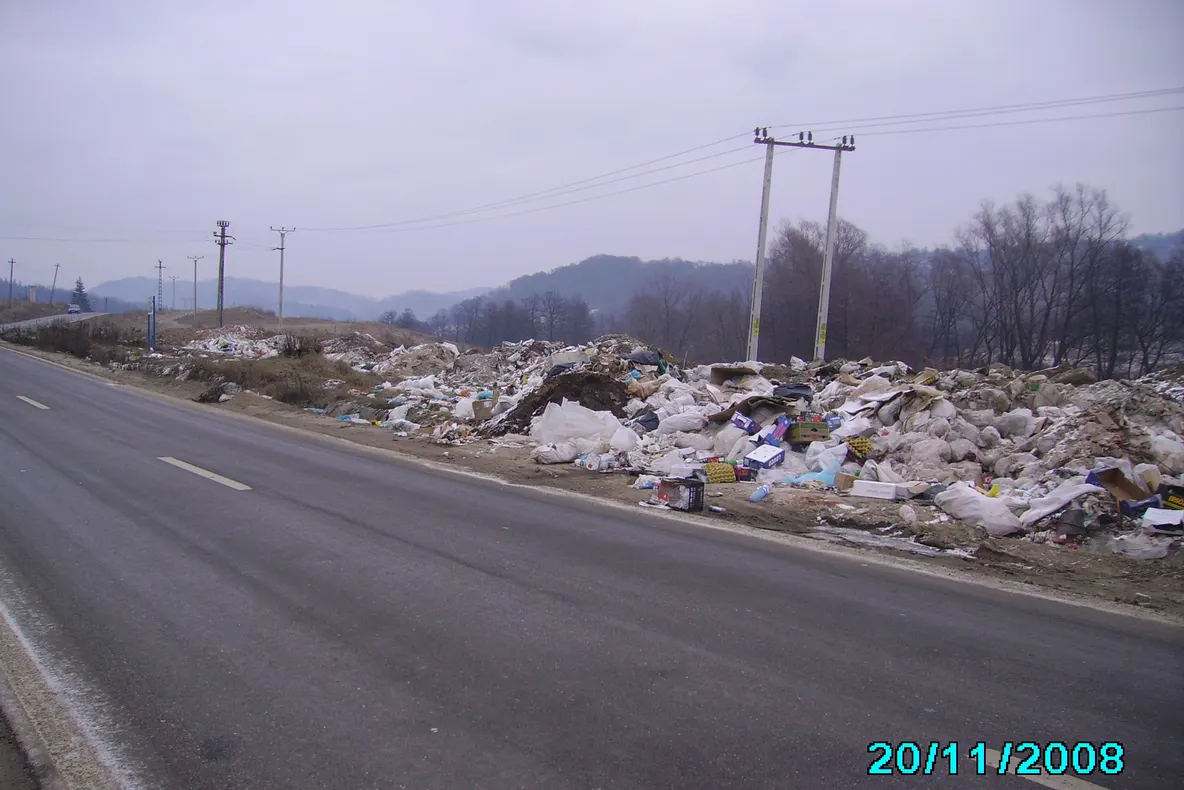 Mizerie cruntă în Curtea de Argeş, la intrarea dinspre Câmpulung