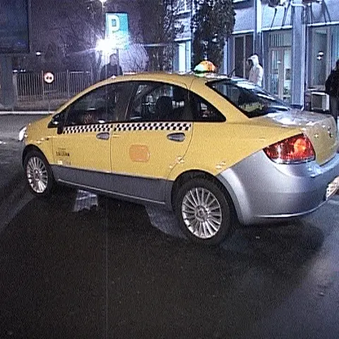 Un taximetrist a fost bătut în timp ce aştepta un client 