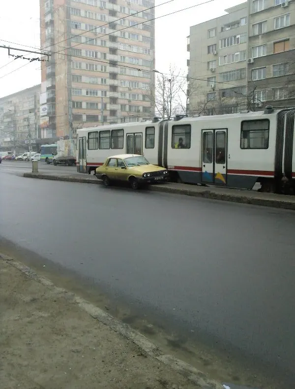 Parcat în staţia de tramvai