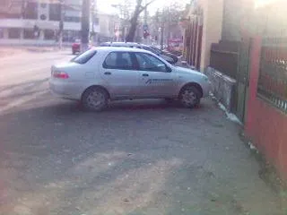 Maşină parcată pe trotuar
