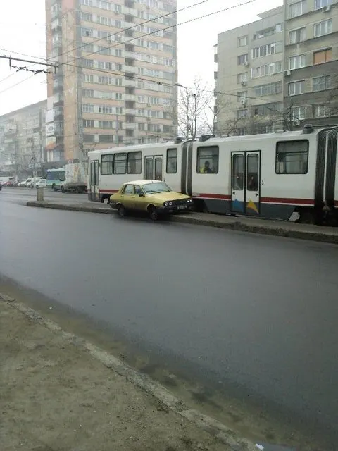 Parcat pe refugiul de tramvai