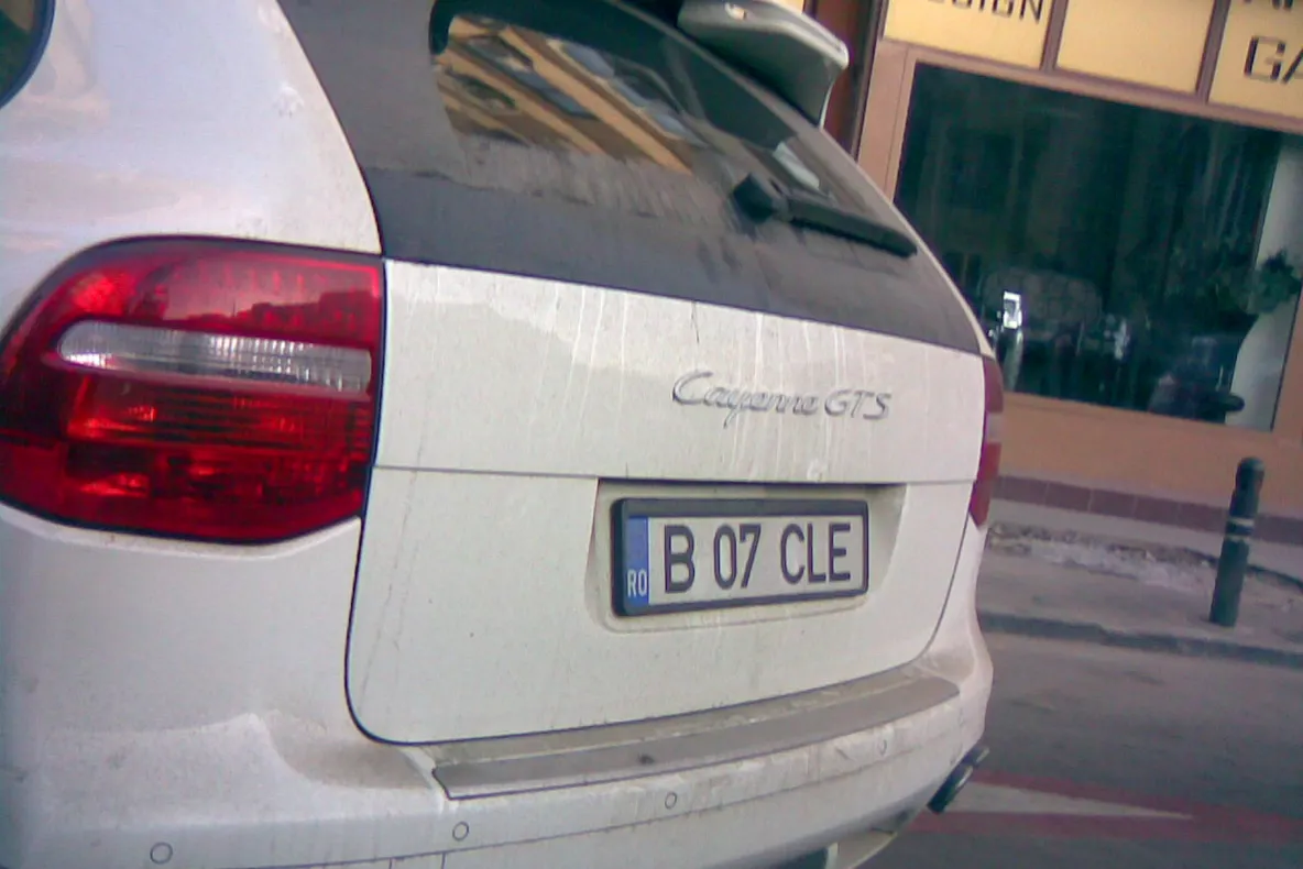 Trafic blocat, din cauza unei maşini parcate neregulamentar
