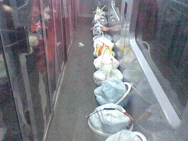 Cu găleţile în tren