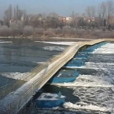 Un pod de pontoane de pe râul Mureş a fost rupt de gheaţă, în Arad
