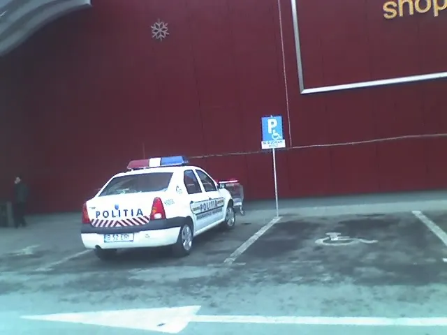 Maşina poliţiei parcată pe un loc nepermis