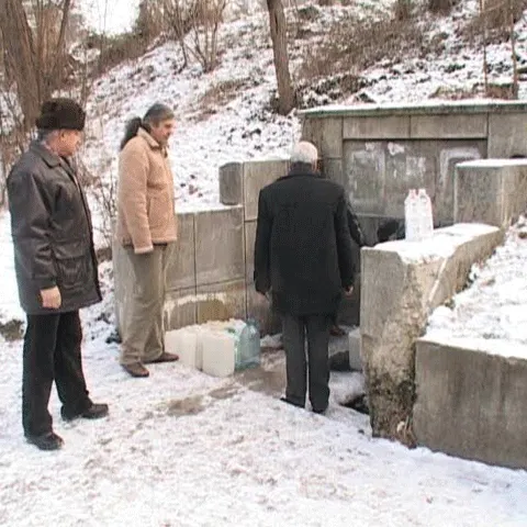 Sute de oameni din Târgu Mureş beau apă din izvoare nepotabile 