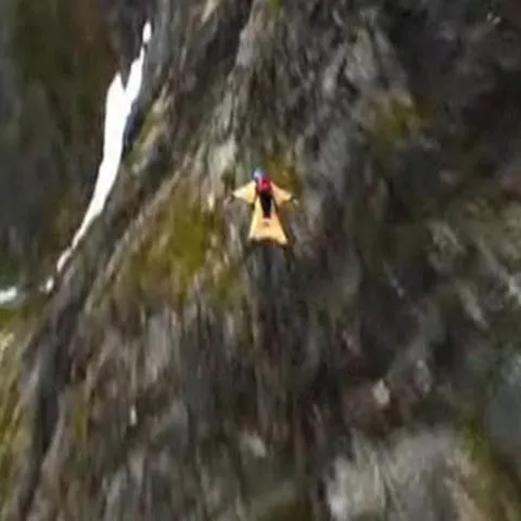 Norvegienii au inventat un nou sport extrem: zborul printre crestele munţilor