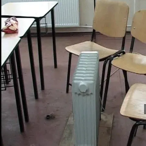 În mai multe unităţi de învăţământ din ţară elevii tremură de frig 