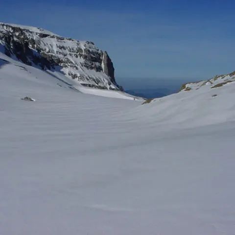Pericolul de avalanşe este însemnat, în acest sfârşit de săptămână, în masivele Făgăraş şi Bucegi
