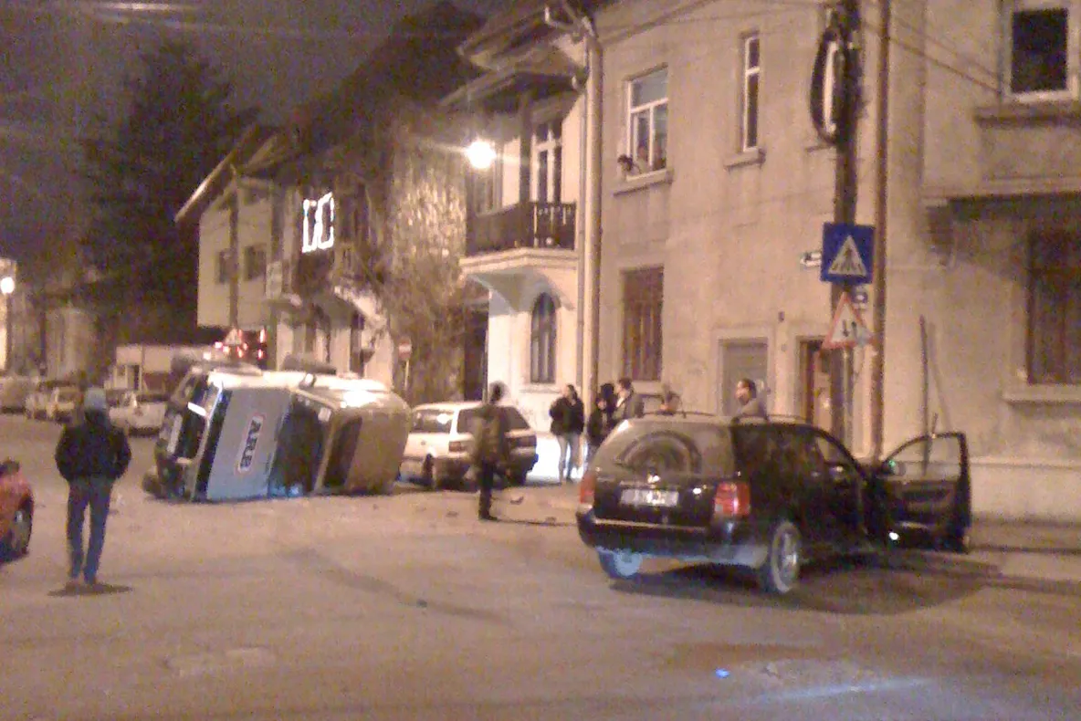 Mașina mică răstoarnă mașina mare