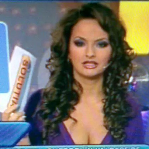 Prezentatoarea concursurilor interactive explică: "nu sunt ultima fată de pe stradă şi nici o curvă"