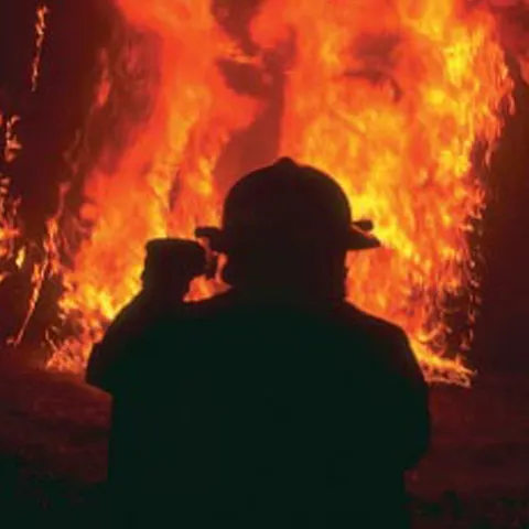 Şapte oameni au fost intoxicaţi cu fum în urma unui incendiu în Capitală 