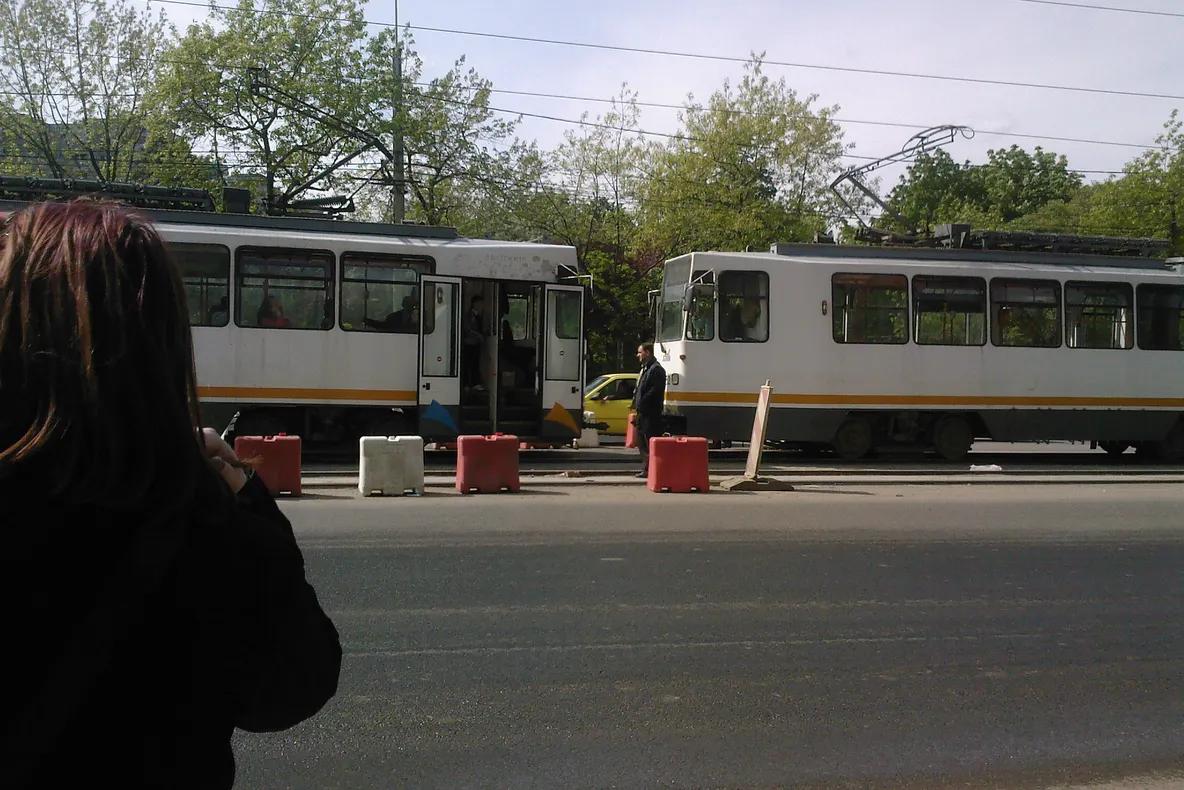 Ce se întâmplă când două tramvaie se întâlnesc pe o singură şină?