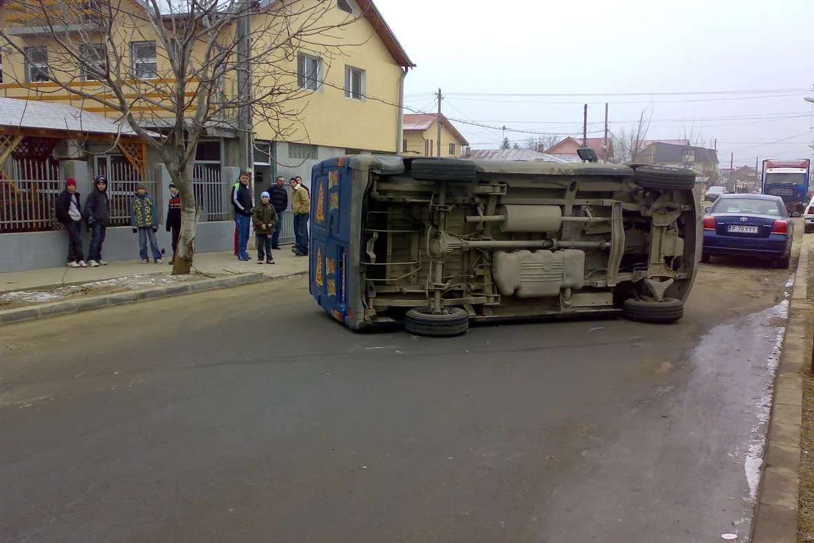 Accident în Bucureşti, o maşină s-a răsturnat