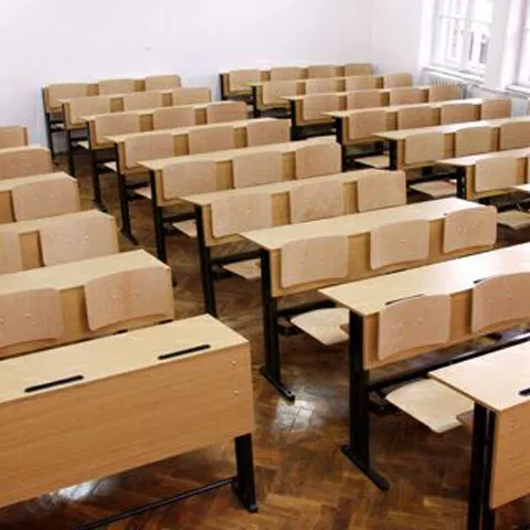 Un elev al liceului nr. 12 din Bucureşti a fost tăiat cu o sabie pe faţă, chiar în sala de clasă