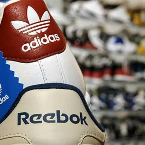 Adidas vrea să concedieze 300 de salariaţi de la Reebok