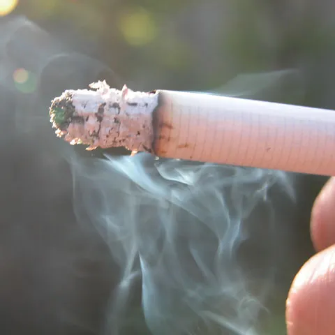 O fată de 13 ani de la un liceu din Sectorul 1, internată după ce a fost obligată să fumeze