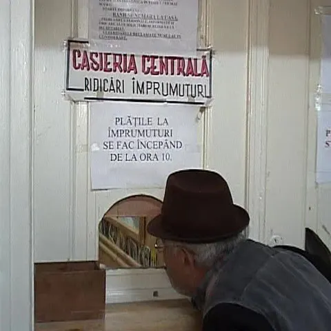 Pensionarii din Târgu Mureş se împrumută la CAR pentru a putea achita facturile la întreţinere