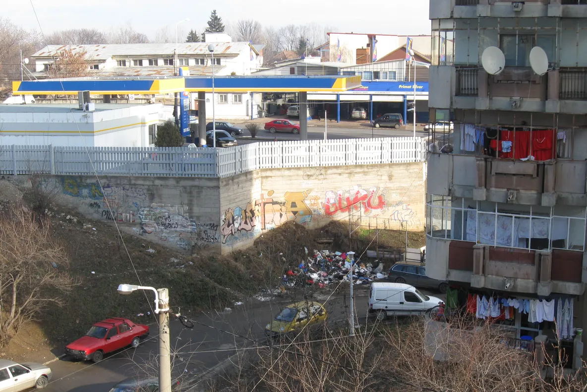 Gunoaiele de lângă bloc