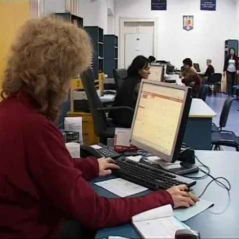 Bugetarii sunt nemulţumiţi de propunerea Ministerului Muncii de a majora salariile cu 10%