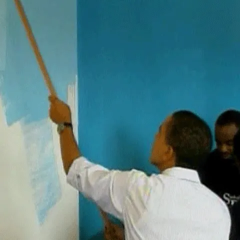 Obama a văruit pereţii unui adăpost pentru adolescenţi din Washington 