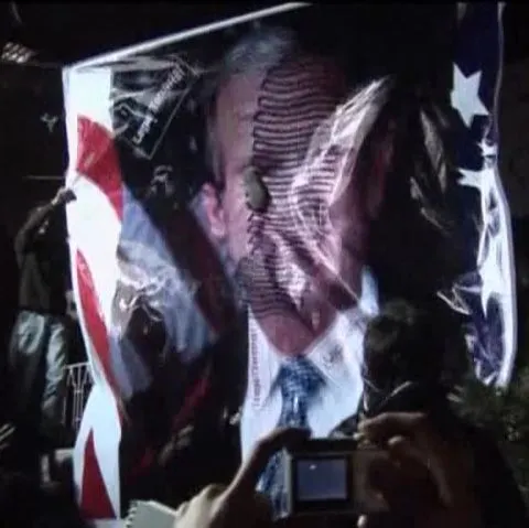 Iordanienii au aruncat cu pantofi într-un poster al lui Bush - VEZI VIDEO
