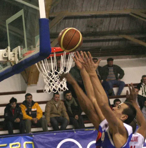 Baschet - CSU Cuadriopol Braşov-Feni Industries 87-86, într-un meci din Liga Balcanică