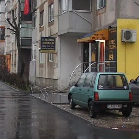 Multe agenţii imobiliare s-au închis, restul supravieţuiesc din închirieri 