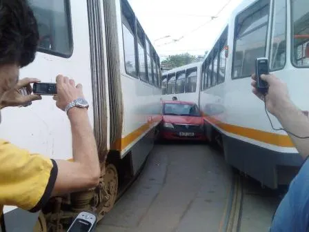 Blocat între două tramvaie