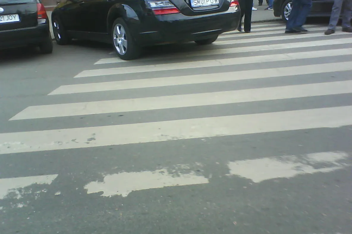 Şoferii care parchează pe trecerea de pietoni