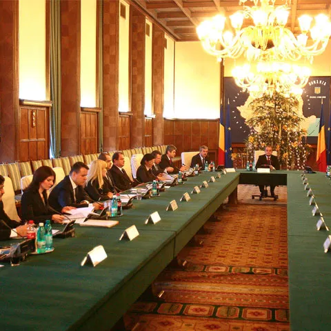 Guvernul reduce cu 20% numărul de posturi din administraţia centrală