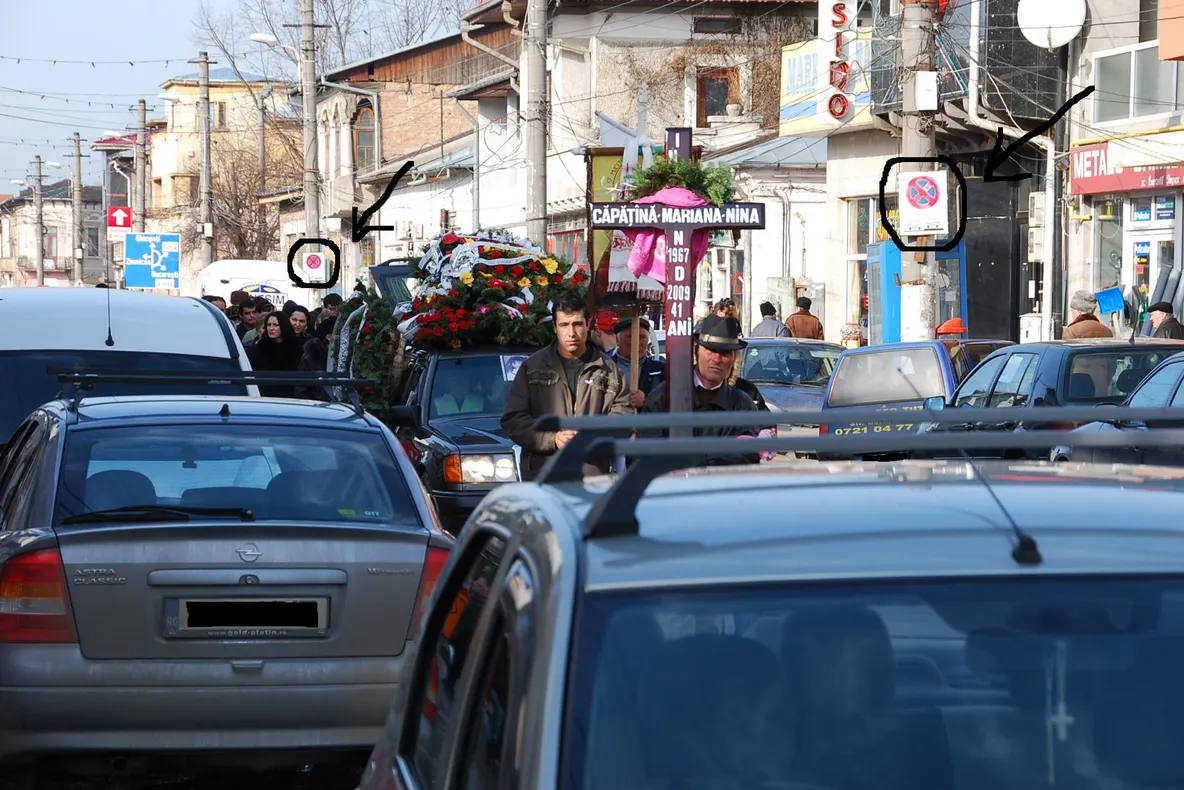 Circulaţie îngreunată din cauza maşinilor parcate neregulamentar