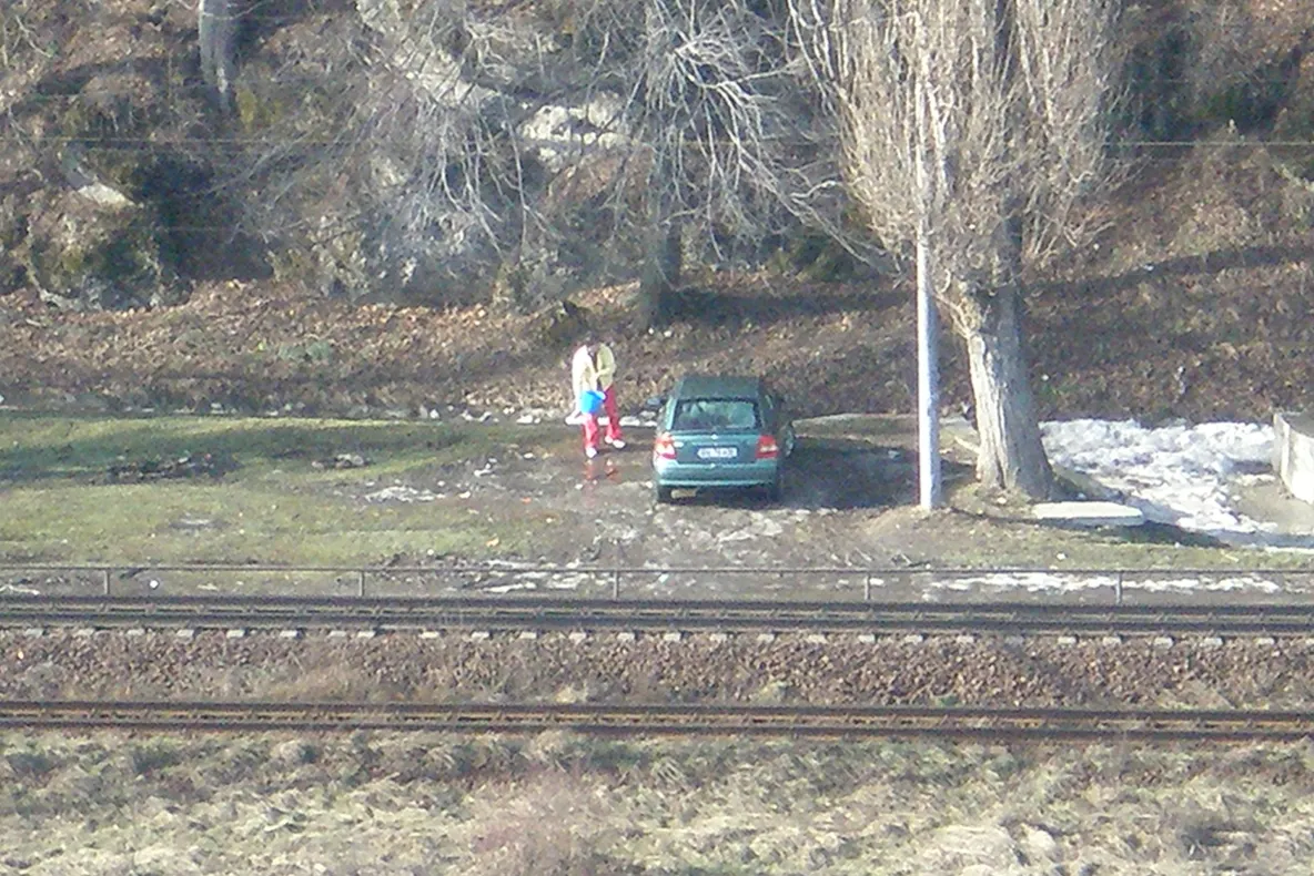 Maşină spălată în râu