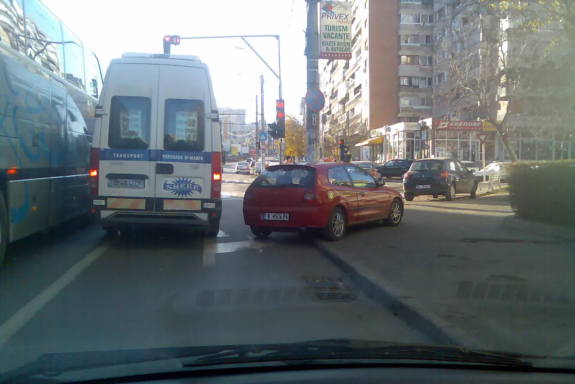 Maşina care încurcă circulaţia