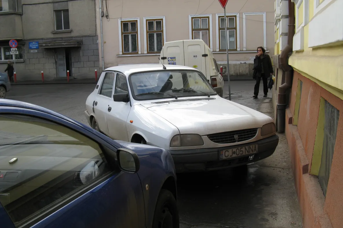 Pietonii nu mai au pe unde să circule