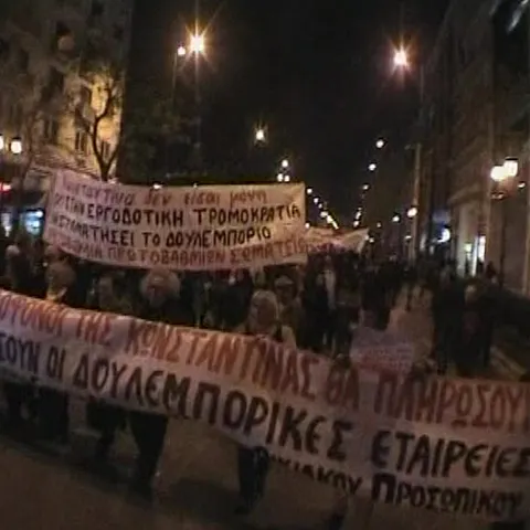 Poliţia din Atena a devenit ţinta violenţei tinerilor, în cadrul unei demonstraţii în capitala elenă