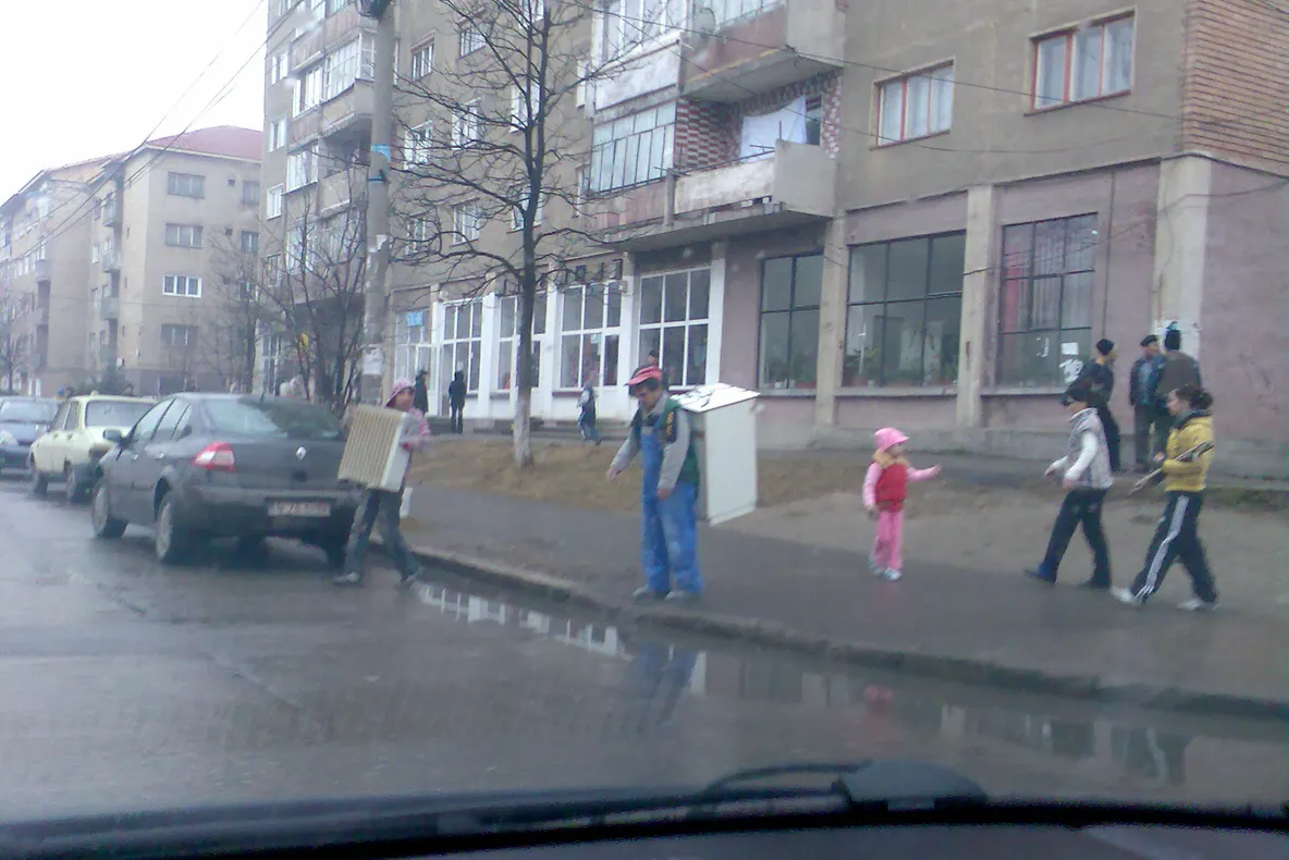 Cu frigiderul în spate
