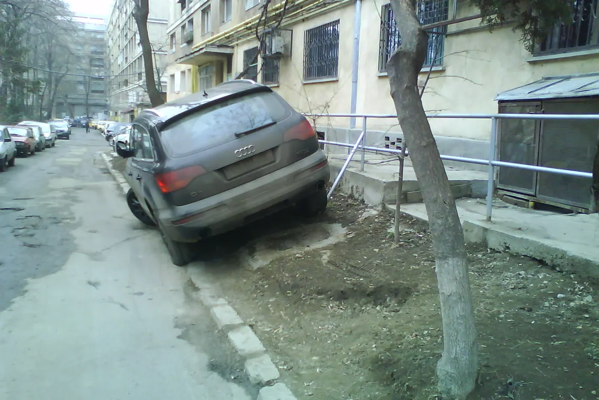 Parcarea unui jeep pe o stradă îngustă