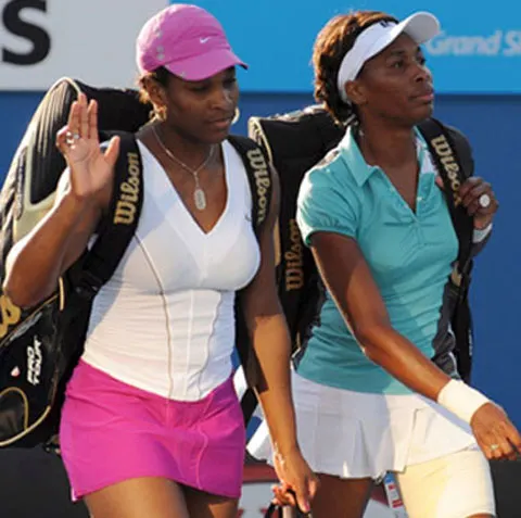 Un nou incident la Australian Open. Meciul de dublu al surorilor Williams a fost întrerupt de un spectator care a intrat pe teren