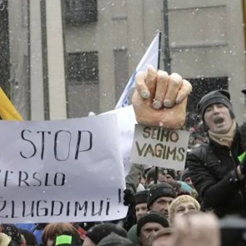 Protestele violente dau bătăi de cap UE