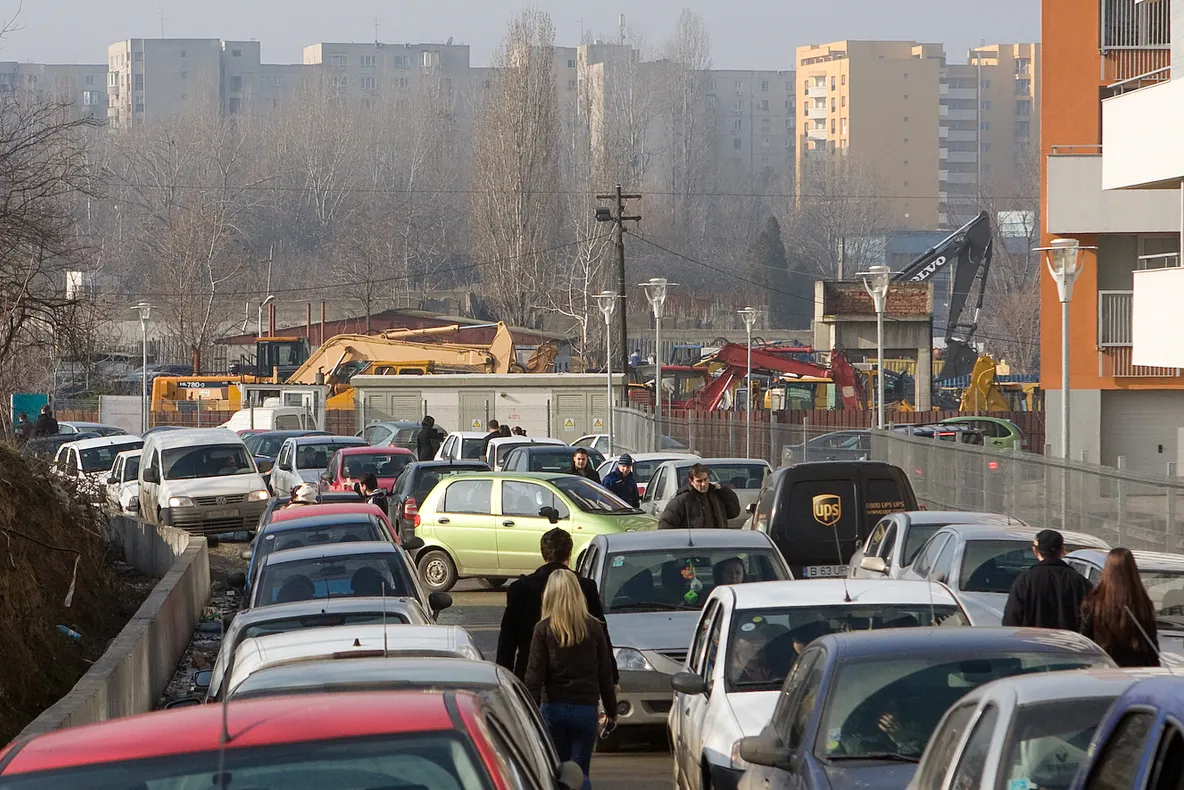 Stradă blocată din cauza maşinilor