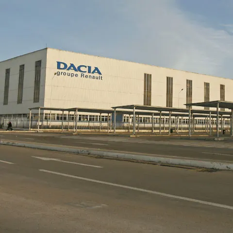 Uzina Dacia şi-a suspendat producţia de luni, pentru două săptămâni