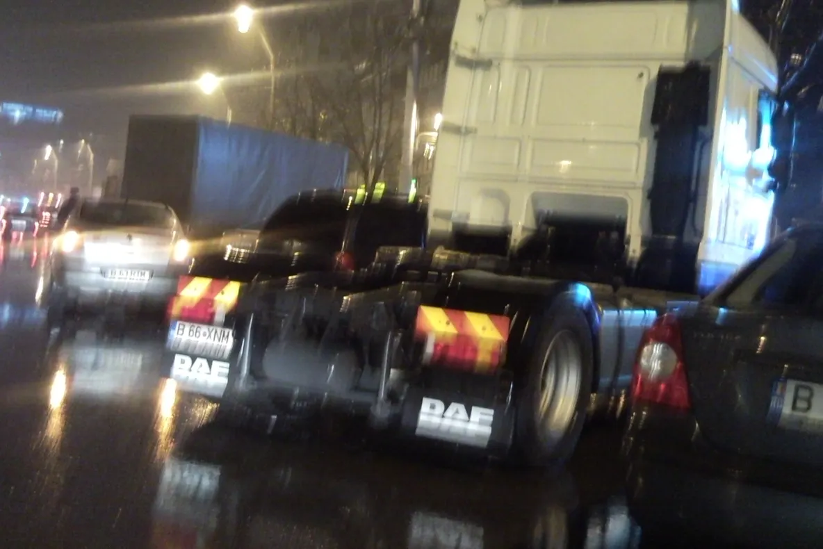 Parcarea unui camion pe o stradă din București